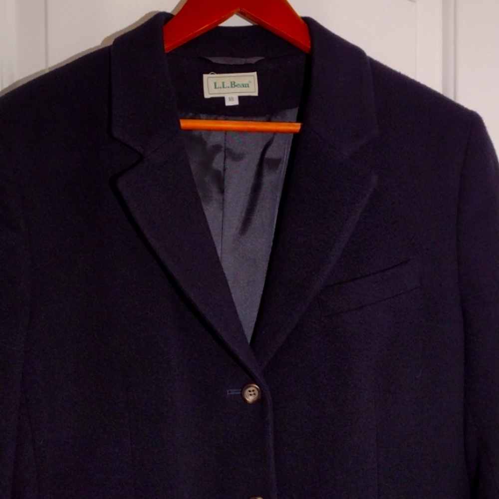 LLBean Traditional women's 3 button wool blazer. Size 18 Navy